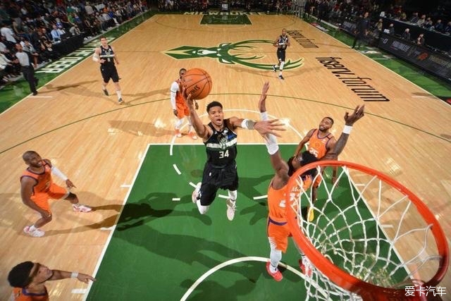 最强阵容!詹库杜恩末节合砍29分 美国13分逆转